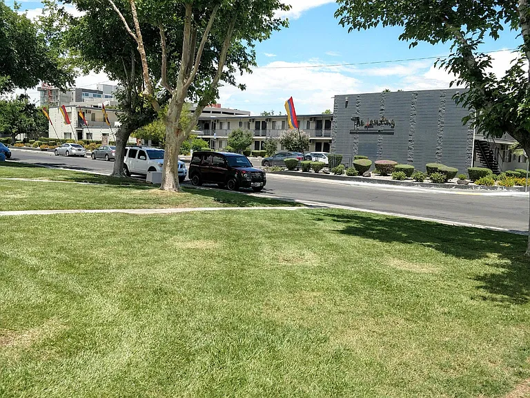 Elizabeth Ave — Photo 3