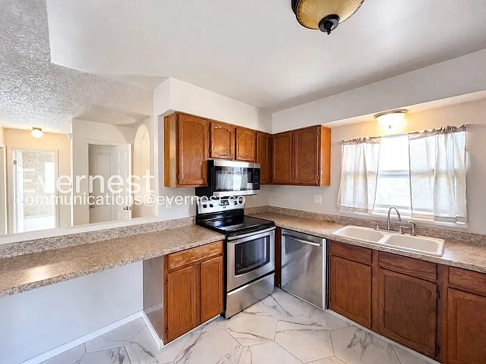 4 bed, 2.0 bath, 2100 sqft, $2,097 — Photo 4