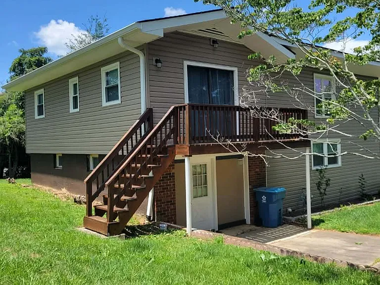 110 Hawthorne Ln — Photo 41