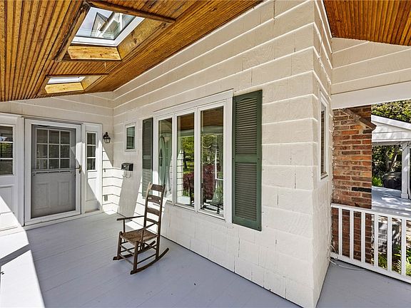 5th image of 202 Clovercrest Dr