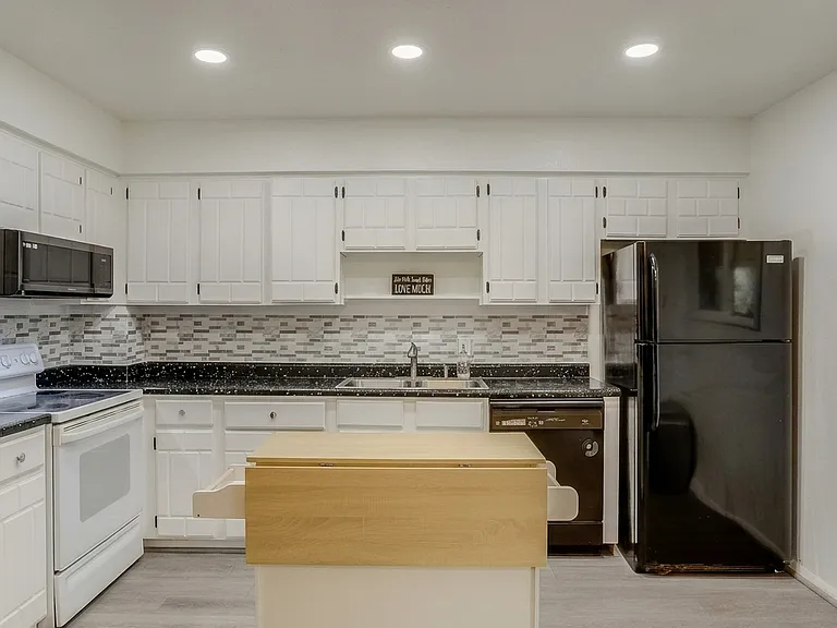 11646 Lincoln St — Photo 45