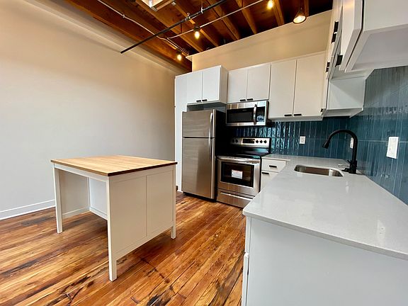 5th image of 1523 Oak St #202
