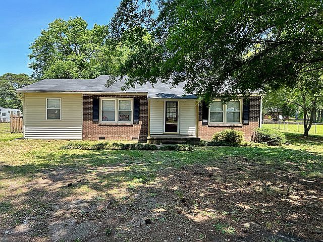 1st image of 409 Croom Dr