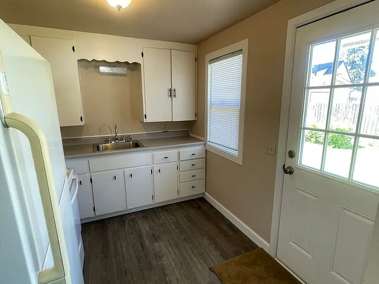 1050 Hiatt St — Photo 11