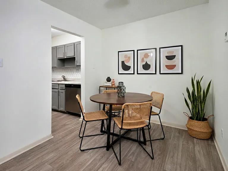 Chateau Apartments — Photo 8