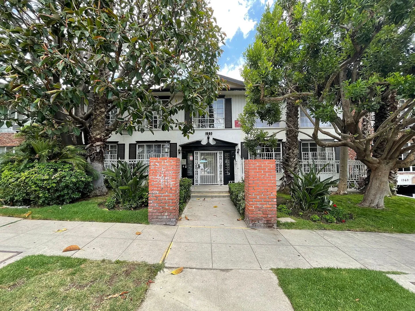 1560 N Laurel — Photo 2