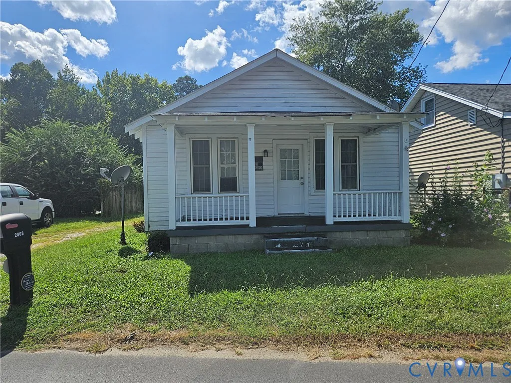 2 bed, 1.0 bath, 884 sqft, $1,300 — Photo 1