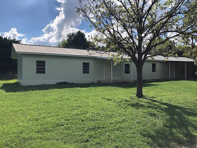 Fresh paint and great sized yard !!!