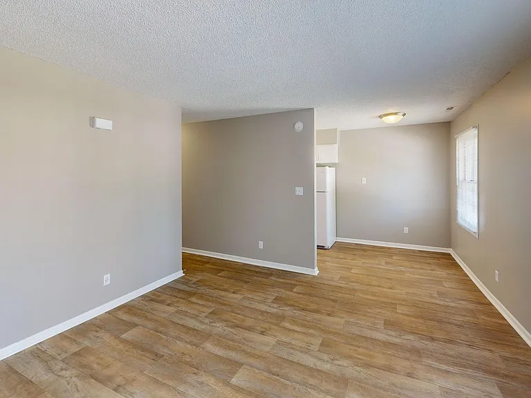 Turnberry Square Apartments — Photo 25