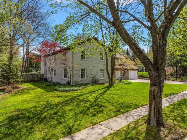 2320 Shawnee Dr SE, Grand Rapids, MI 49506
