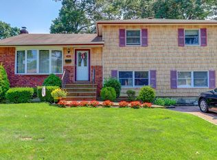 146 Grant St, Massapequa Park, NY 11762