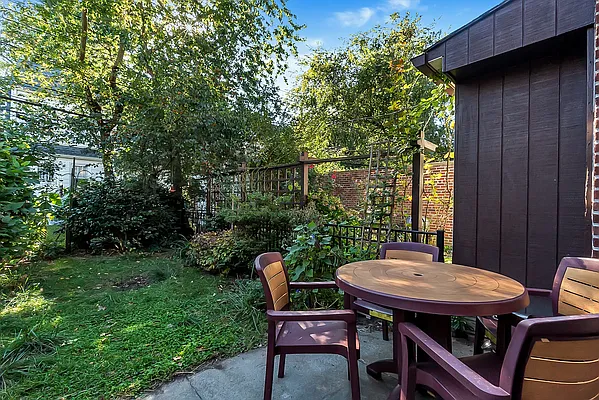 Sold by Daniel Gale Sotheby's International Realty | media 23