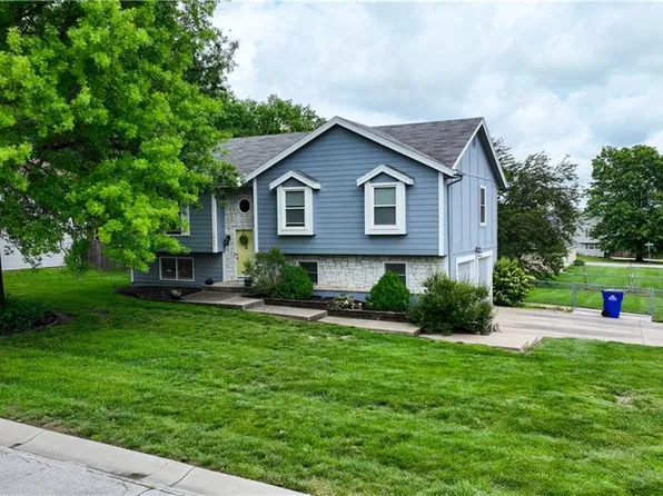 1453 SW Madison St, Lees Summit, MO 64081