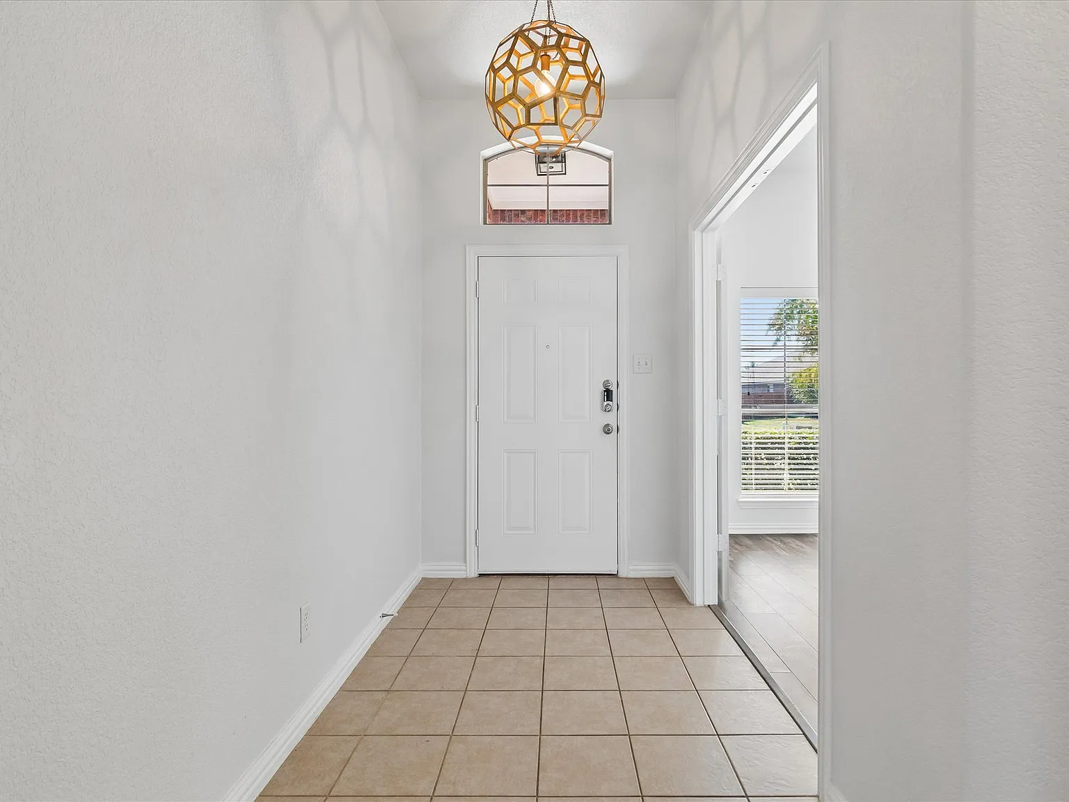 3 bed, 2276 sqft, $2,300 — Photo 3