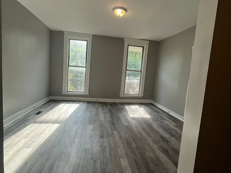 2535 Brookfield Ave — Photo 6