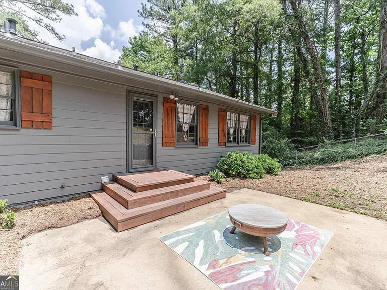 302 E Valley Rd NE — Photo 29