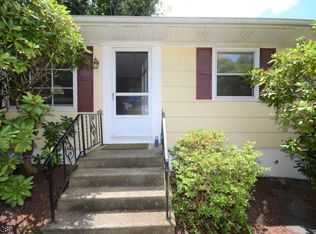 10 Starglo Dr, Hampton, NJ 08827