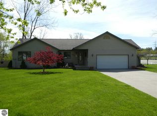 877 Riverview Dr, Alma, MI 48801