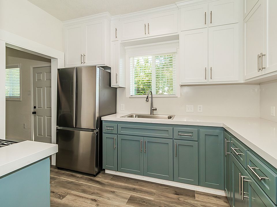 Custom Kitchen Cabinets to the cieiling with Soft Close, stainless steel appliances.