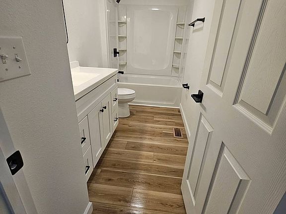 3rd image of 170 Westmount Dr APT 27
