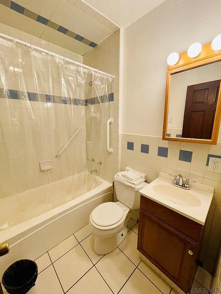 2 bed, 1.0 bath, $1,295 — Photo 3
