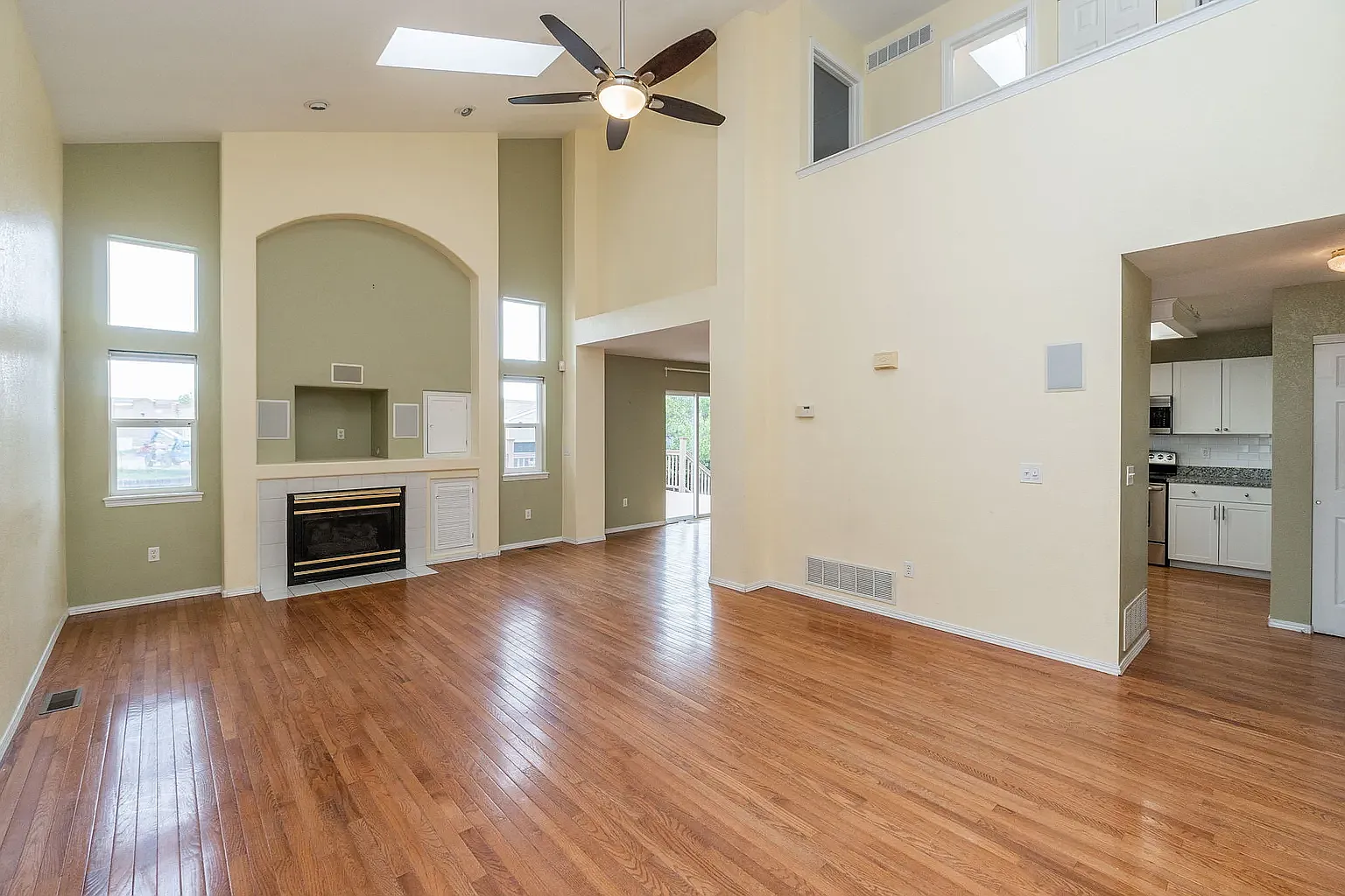 4 bed, 2416 sqft, $3,200 — Photo 3