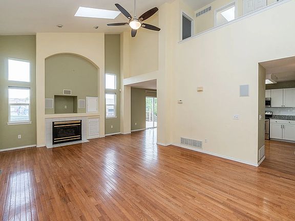3rd image of 3413 Larkspur Dr