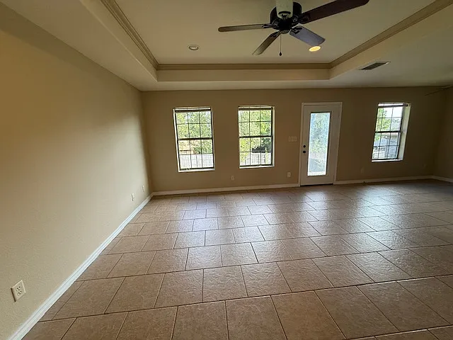 3 bed, 1303 sqft, $1,895 — Photo 2