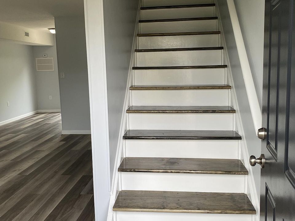 1st image of 4221 Oakwood Cir #2