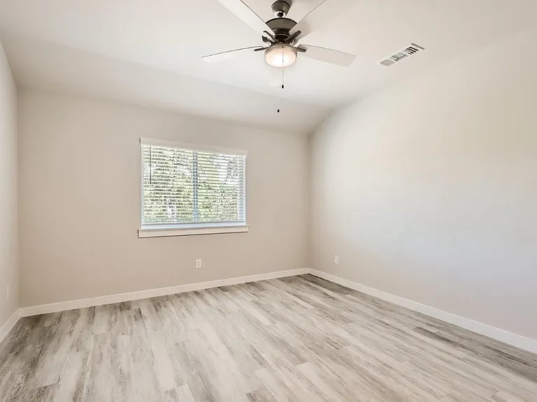 1325 Creekbank Dr — Photo 7