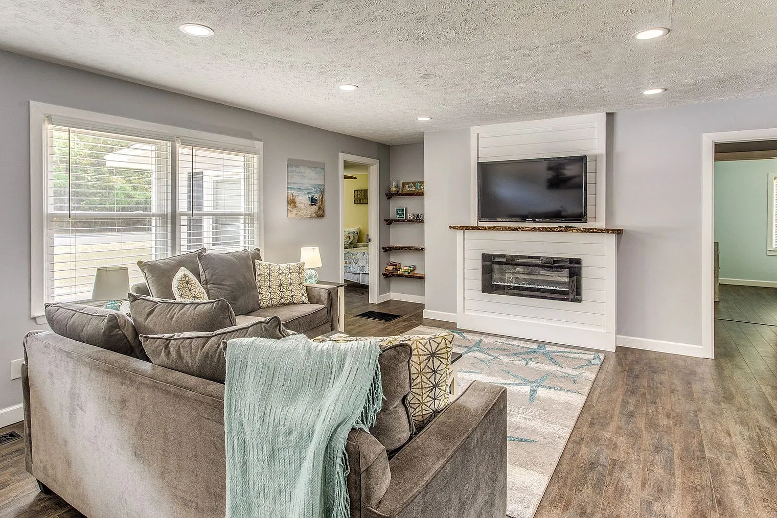 4 bed, 3.0 bath, 1410 sqft, $5,384 — Photo 2
