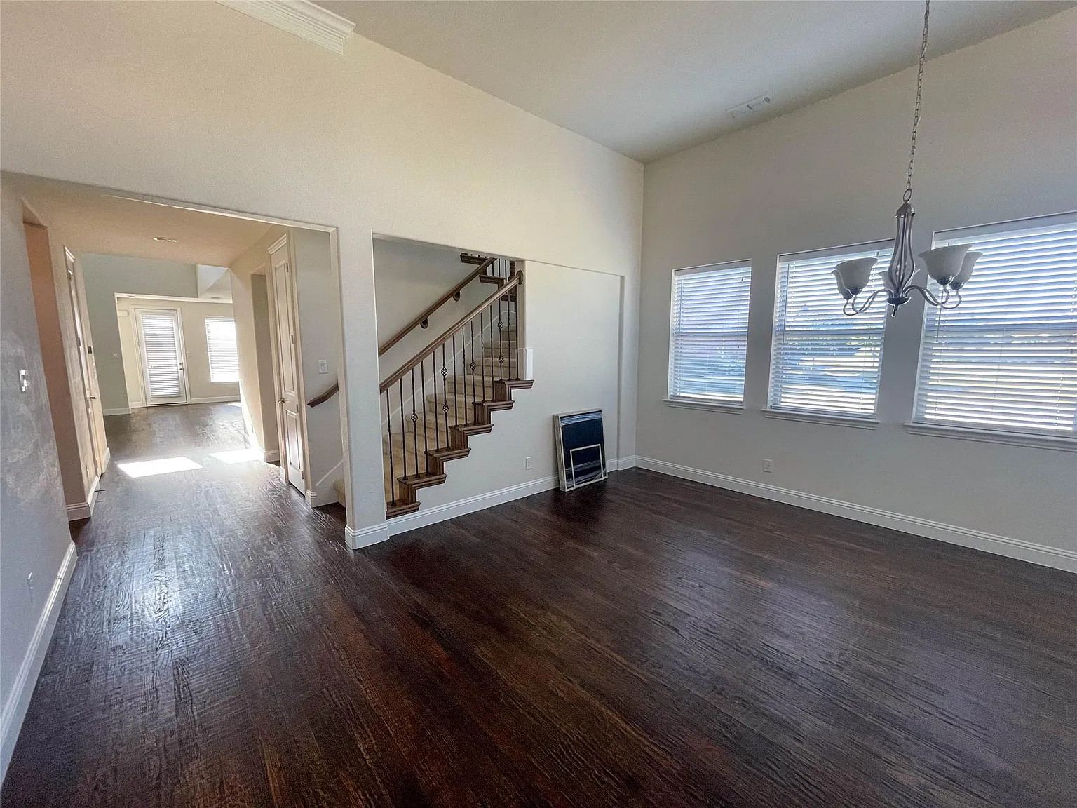 5 bed, 4.5 bath, 3215 sqft, $3,499 — Photo 2