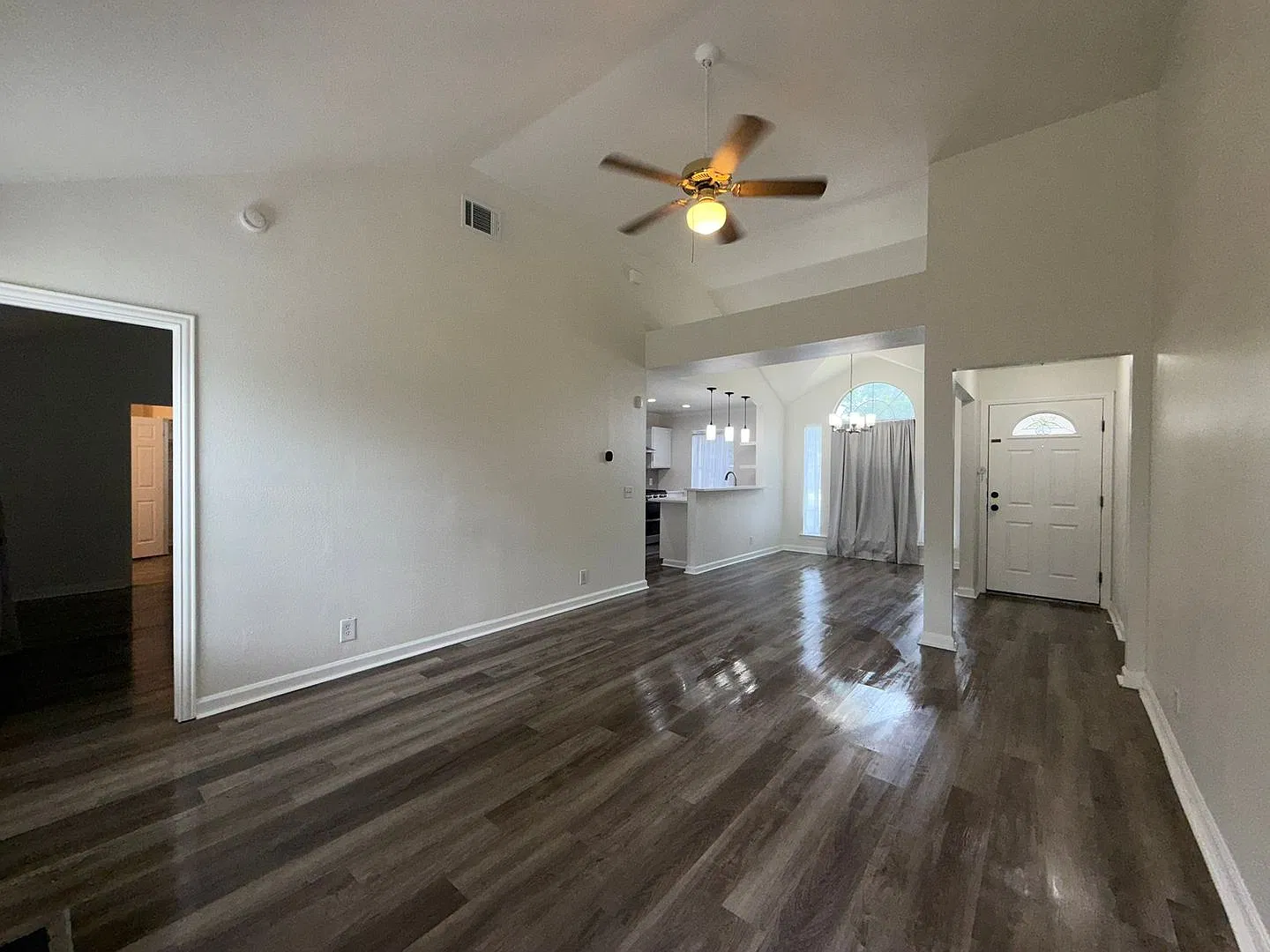 East - 3 Bed, 2 Bath ( Free Rent ; W/ Qualified App: Call For Details )_ — Photo 2