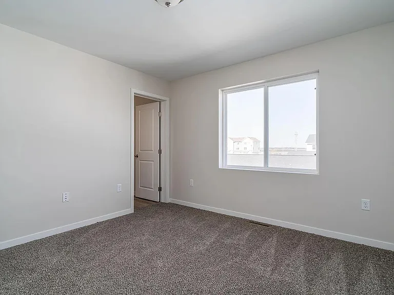895 Thames Ct — Photo 26