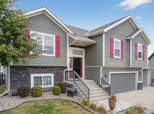 1402 NE 182nd St, Smithville, MO 64089