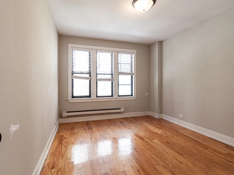 W Roscoe St — Photo 10