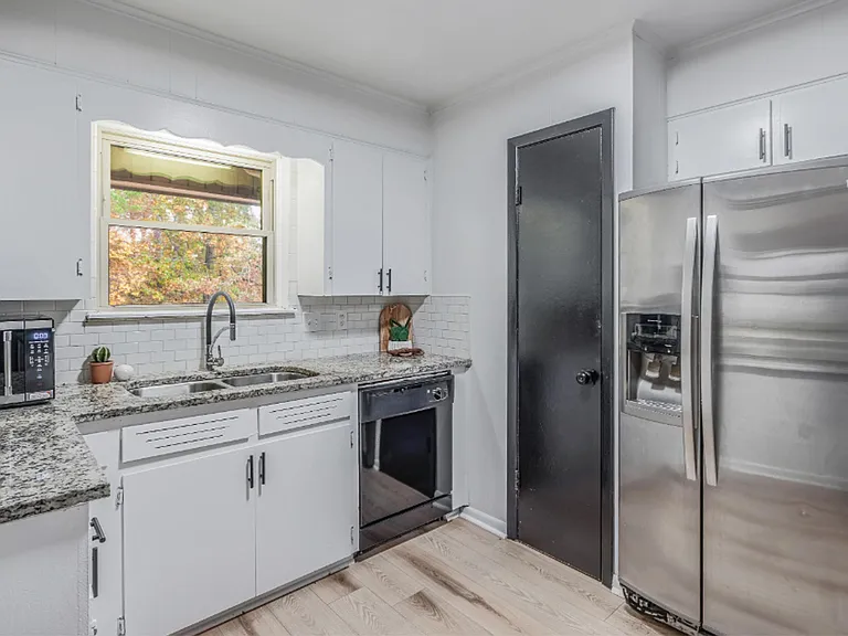 1112 N Hughes St — Photo 5