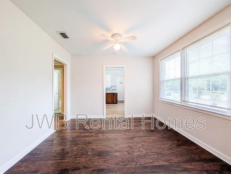Brentwood — Photo 3