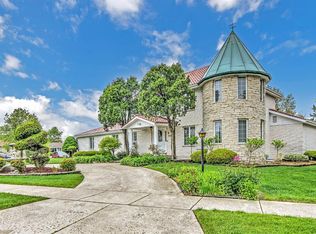 10042 Twin Creek Blvd, Munster, IN 46321