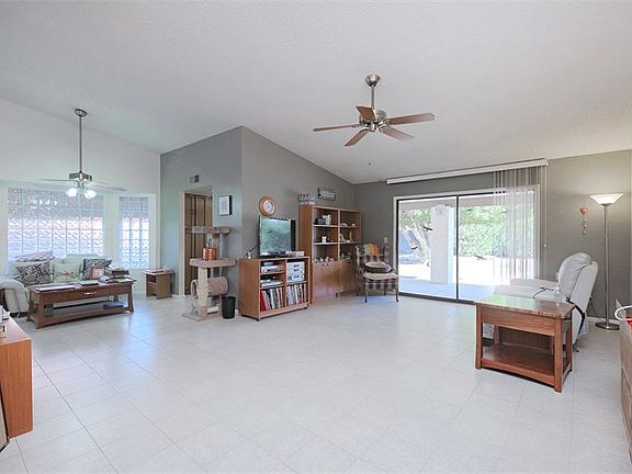 3rd image of 907 N 85th Pl