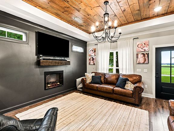 5th image of 400 Carrie Ln