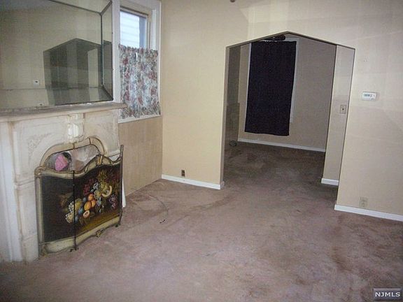 5th image of 329 Delawanna Ave