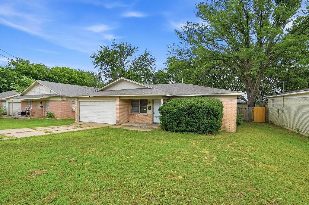 2521 Hickory St — Photo 2