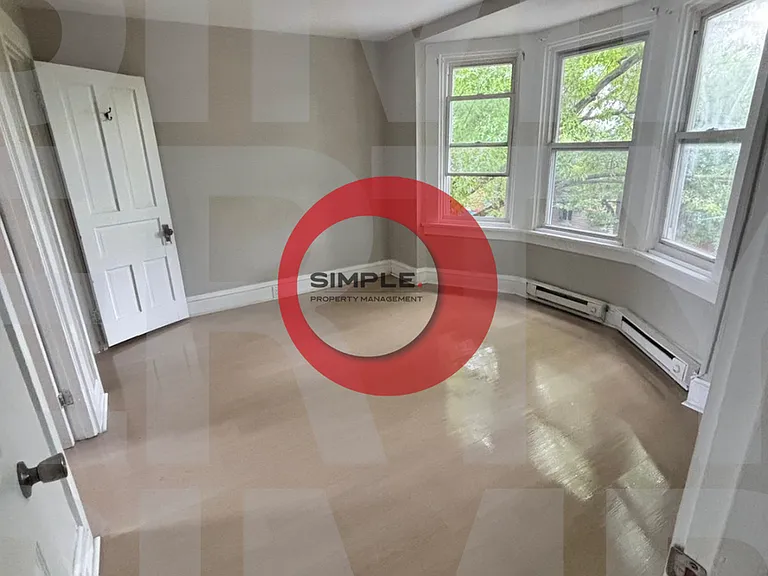 303 S 6th St — Photo 2