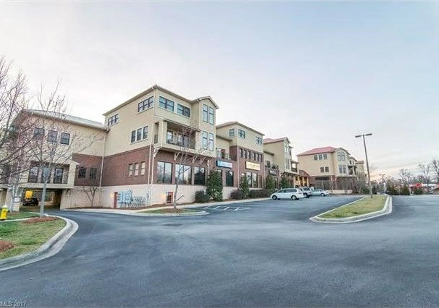 Beautiful Condo-Downtown Hendersonville, NC — Photo 1