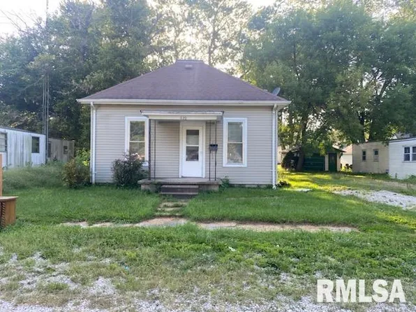 620 Sanford Ave, Nokomis, IL 62075