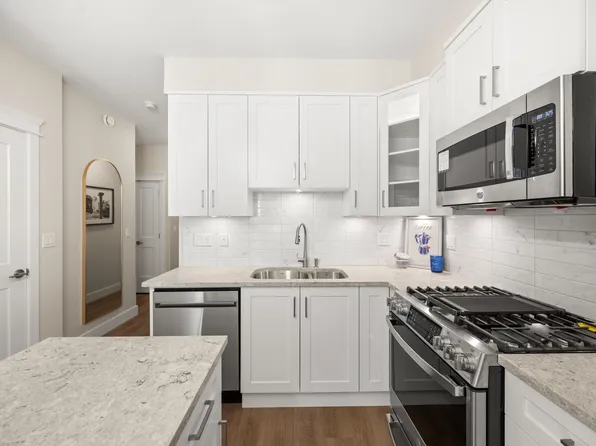 11063 Ravine Rd #302, Surrey, BC V3T 3X4