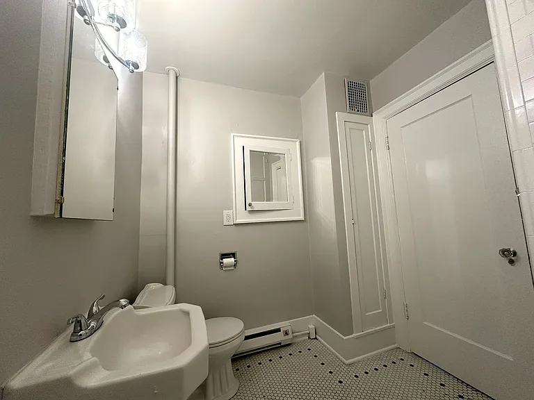 Belmont - 13 Unit — Photo 13