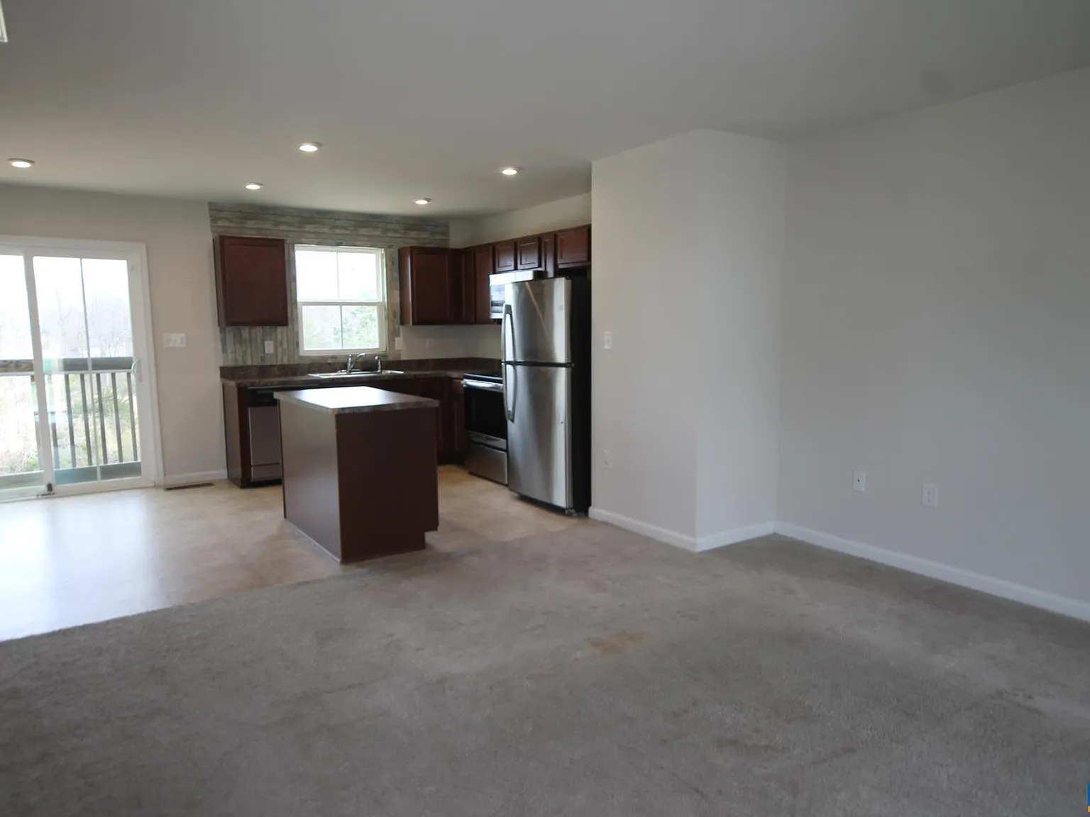 3 bed, 4.0 bath, 2480 sqft, $2,350 — Photo 2