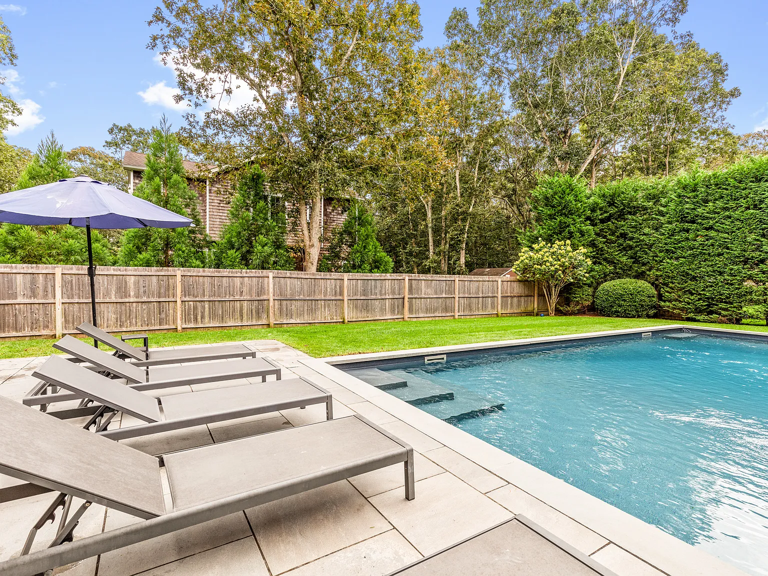 Stylish East Hampton Retreat With Pool — Photo 4